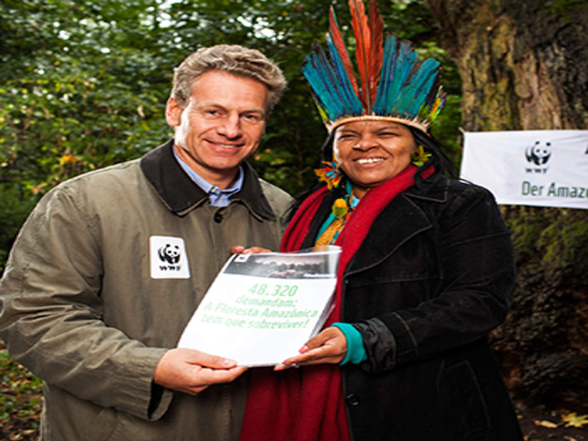 Manifestübergabe Eberhard Brandes & Sonia Guajajara © David Biene / WWF