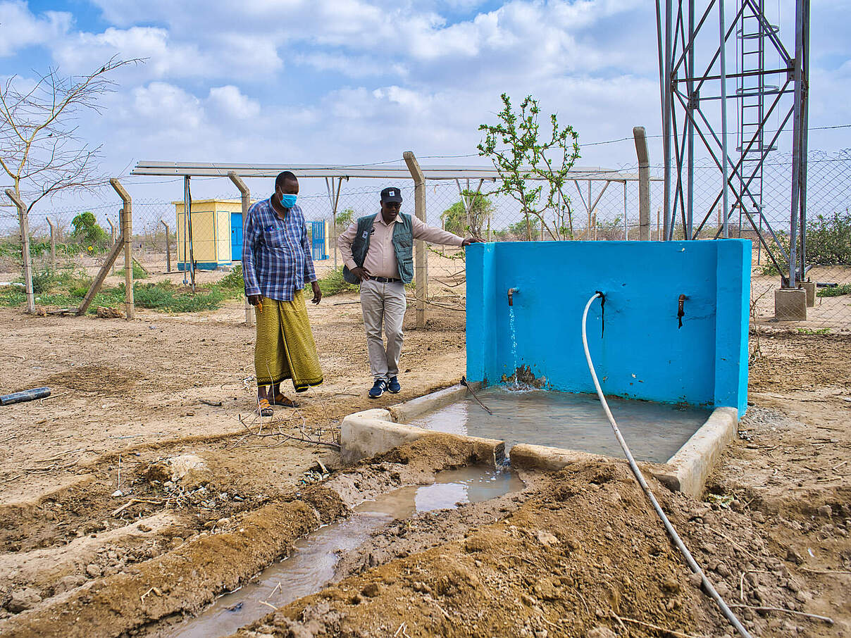 Yussuf Wato neben einem neuen solarbetriebenen Brunnen © WWF