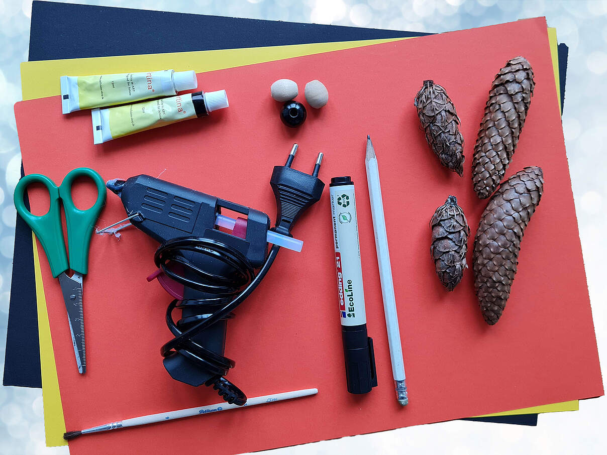 Material zum Zapfen-Pinguine basteln 