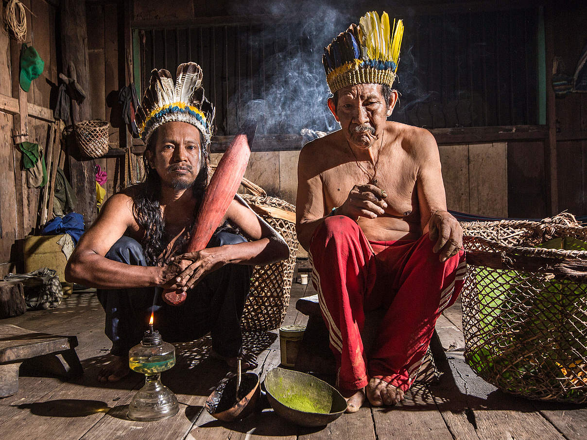 Araracuara Indigene halten Mambe und Ambil © César David Martinez