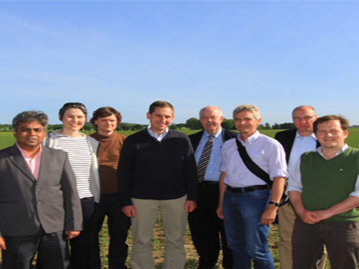 Die Gewinner, die Jury und ein Gast aus Indien beim Feldrundgang auf dem Gut Brook (von links nach rechts: Murli Dhar (Agrarexperte, WWF Indien), Dr. Birgit Wilhelm (Jurymitglied, WWF Deutschland), Lukas Tiedemann (stellvertretender Betriebsleiter), Ulric