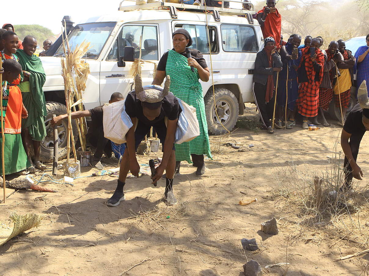 Die Schauspieler:innen visualisieren die Szene am Dorfbrunnen 