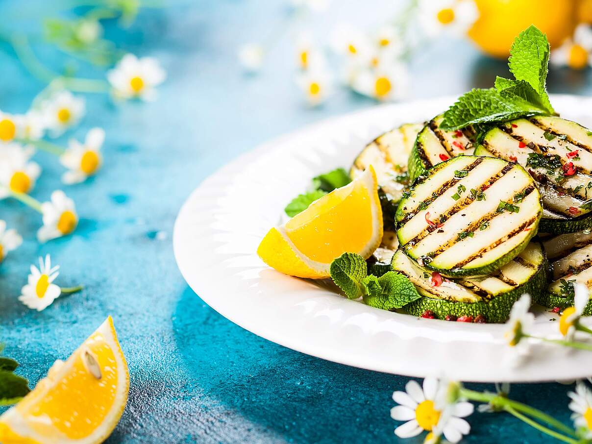 Als Veganer:in muss man keine Blumen essen! Lieber lecker Zucchini grillen © iStock / GettyImages
