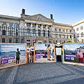 WWF-Aktivisten und der WWF-Panda sind vor dem Bundeskanzleramt bei einer Aktion zu sehen, wie sie Plakate zur Energiewende halten und einen Appell anlässlich der Ministerpräsidentenkonferenz aussenden.