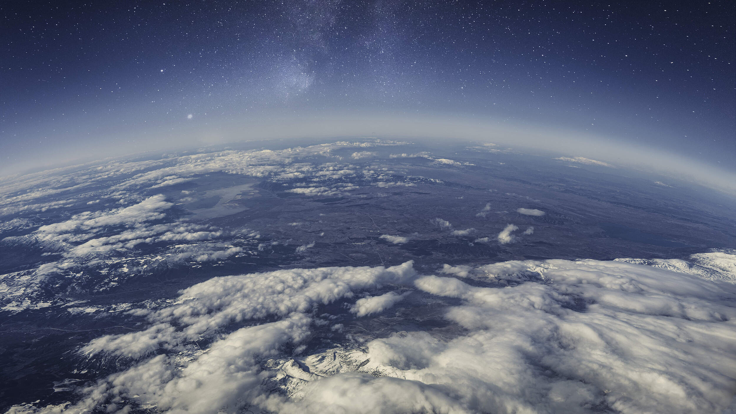 Erde aus dem All © Isil Terzioglu/iStock/GettyImage