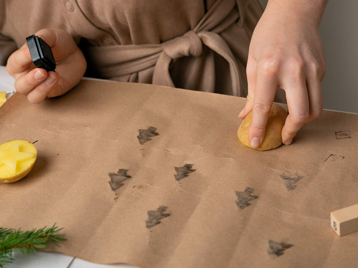 Geschenkpapier mit Kartoffelstempeln gestalten