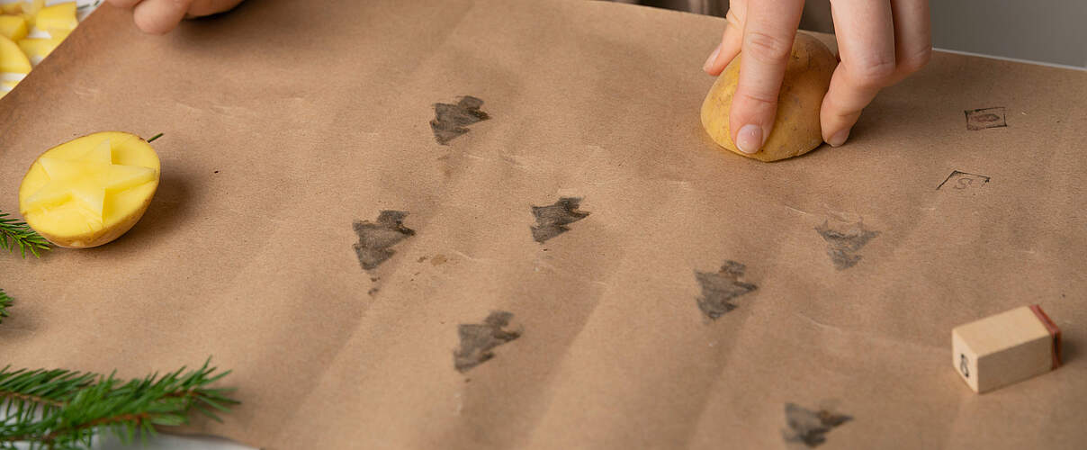 Geschenkpapier mit Kartoffelstempeln gestalten