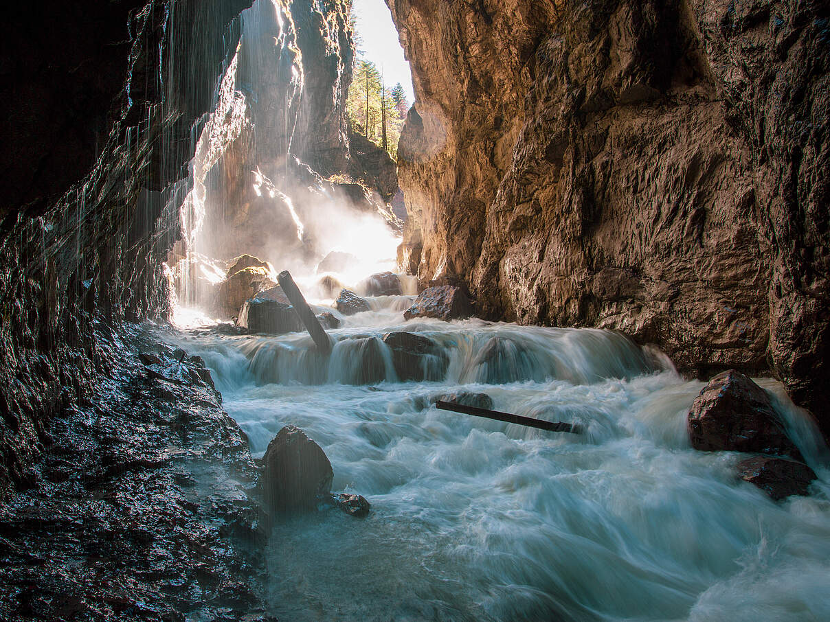 Der sprudelnde Wasserlauf in der Partnachschlucht in Bayern bei Garmisch-Partenkirchen, Deutschland.