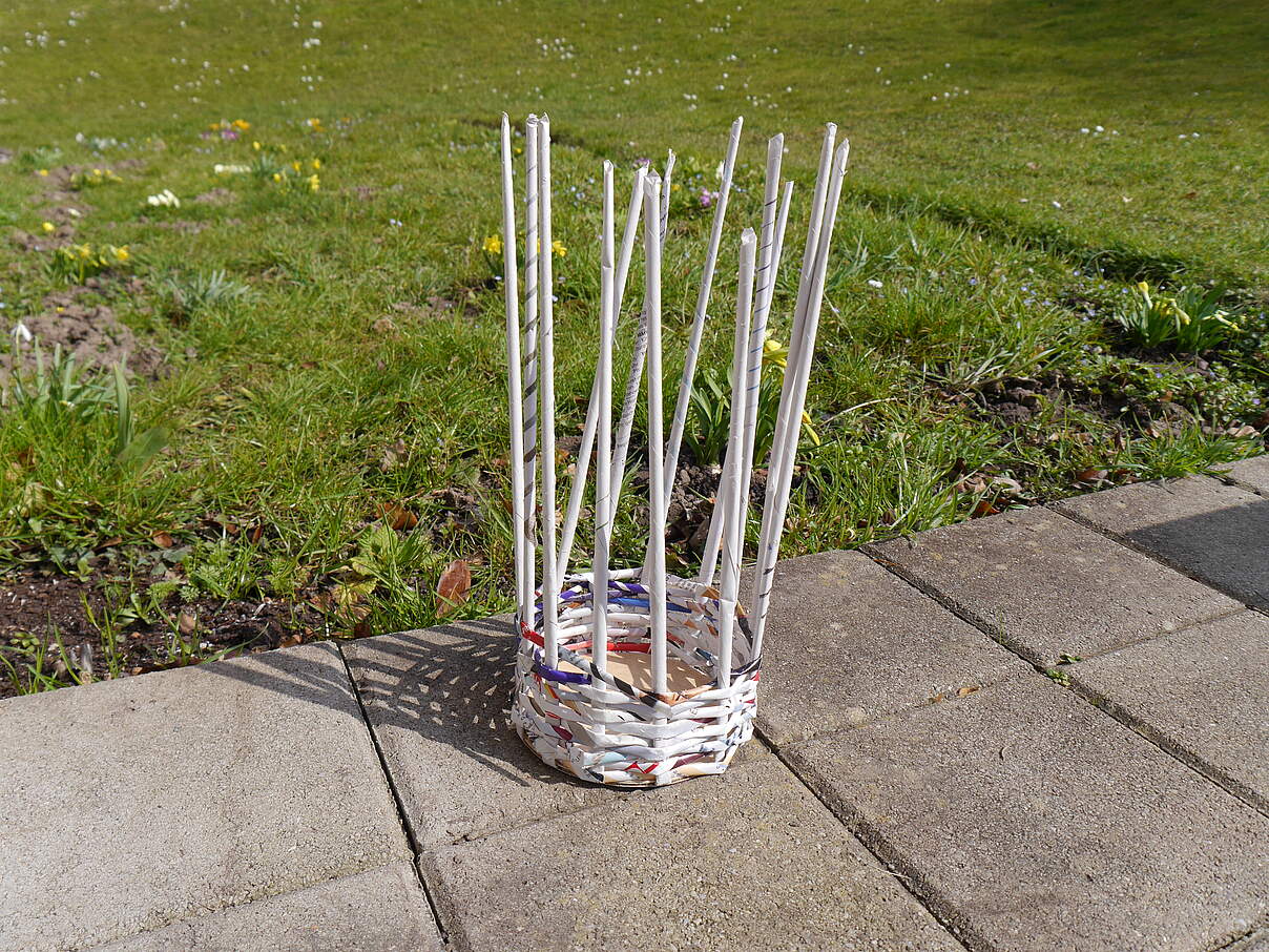 Körbe aus Altpapier flechten 