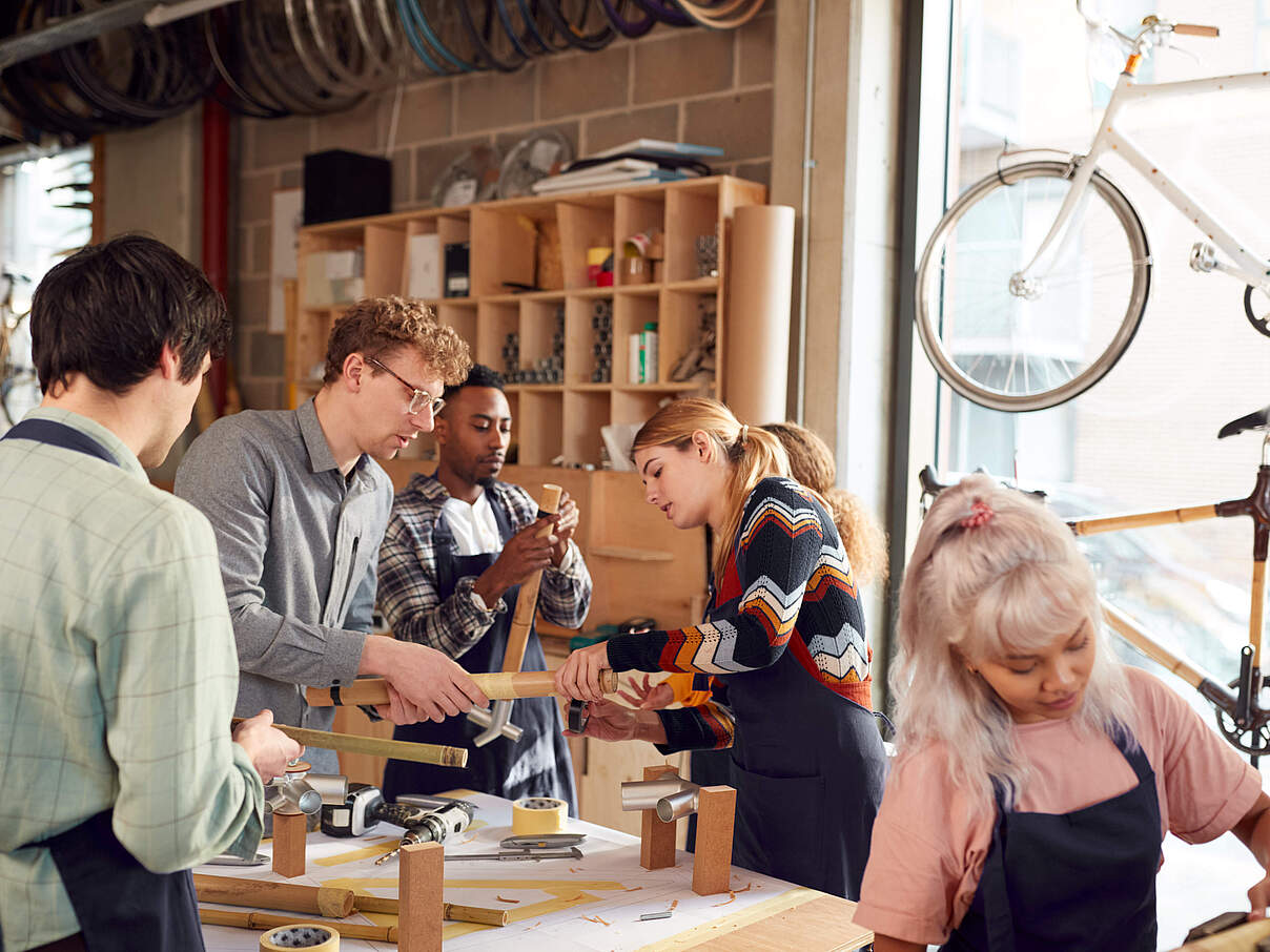Initiativen machen Reparatur, Teilen und Tauschen im Alltag erlebbar und verankern sie in der Gesellschaft. © monkeybusiness / iStock / GettyImages