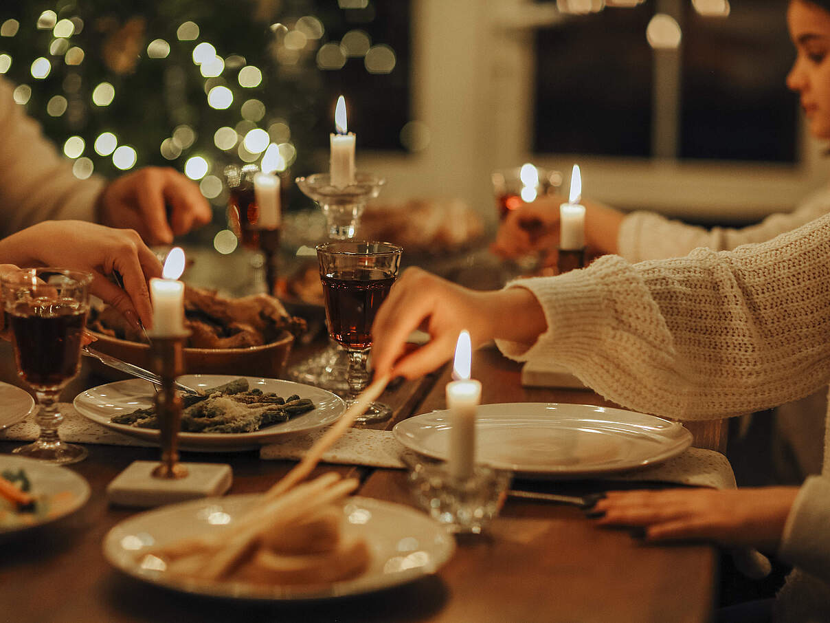 Festlich gedeckter Weihnachtstisch von Familie, warme Athmosphäre