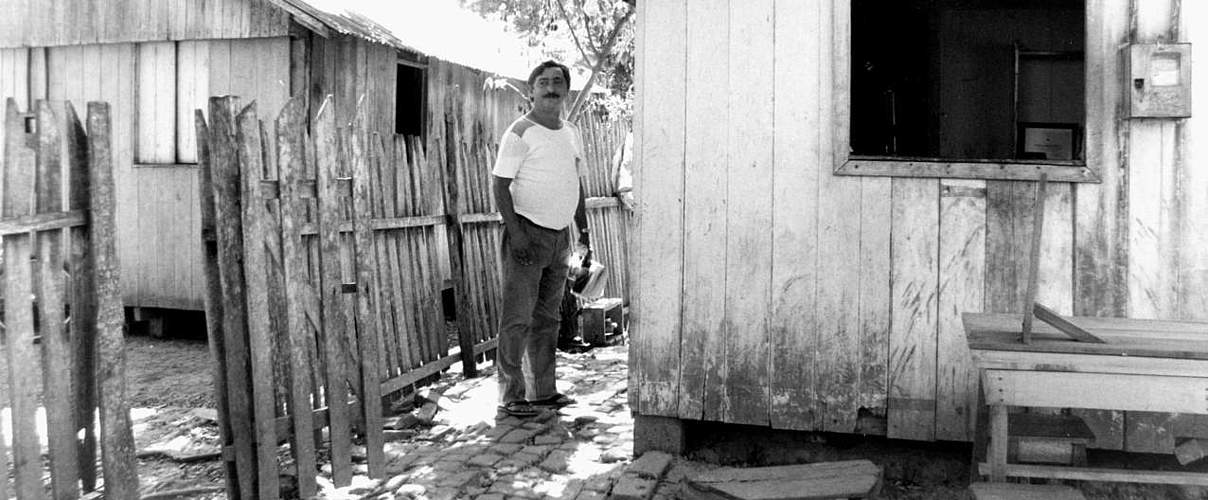 Chico Mendes im Hinterhof seines Hauses © Miranda Smith / CC BY-SA 3.0