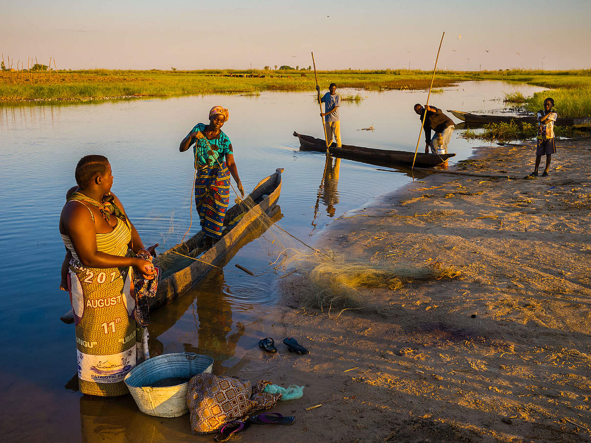 Dorfgemeinschaft nutzt das Barotse-Feuchtgebiet in Sambia © Jasper Doest / WWF