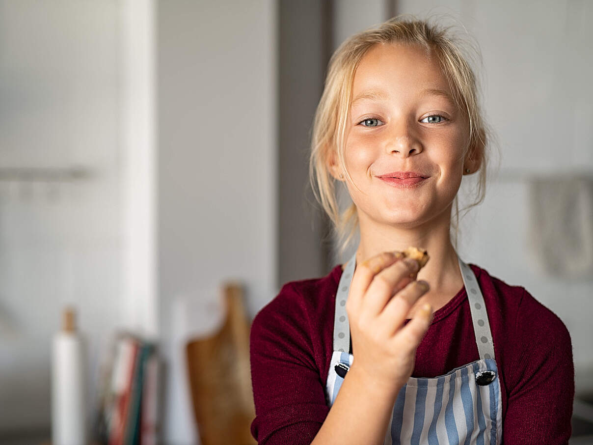 Mädchen ist einen Keks 
