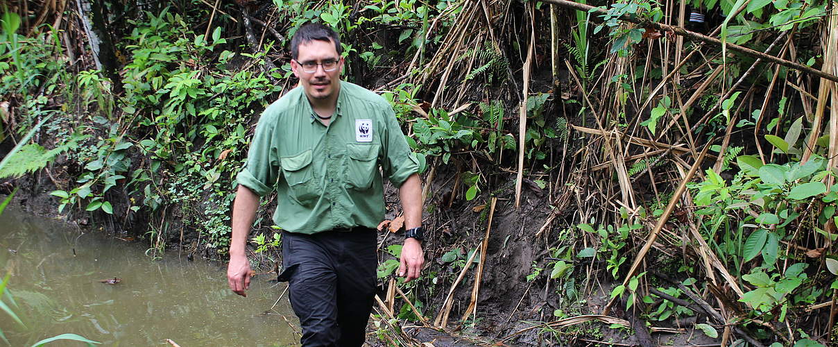 WWF-Waldexperte Roberto Maldonado im Einsatz vor Ort © Roberto Maldonado / WWF