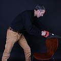 Johannes Zahnen zersägt einen Stuhl © WWF