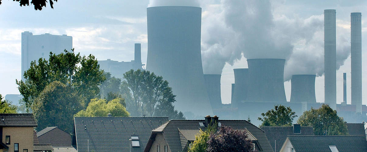 Kohlefabrik hinter Wohngebiet © Andrew Kerr / WWF