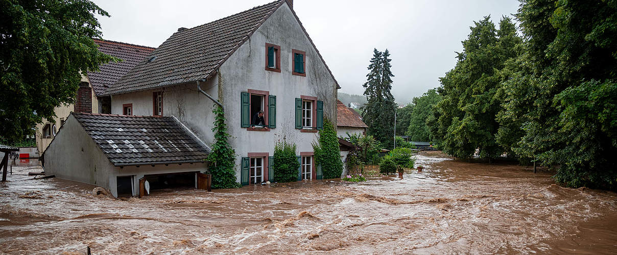 Das Hochwasser in Erdorf: Die Kyll ist über die Ufer getreten © picturealliance / dpa / Harald Tittel