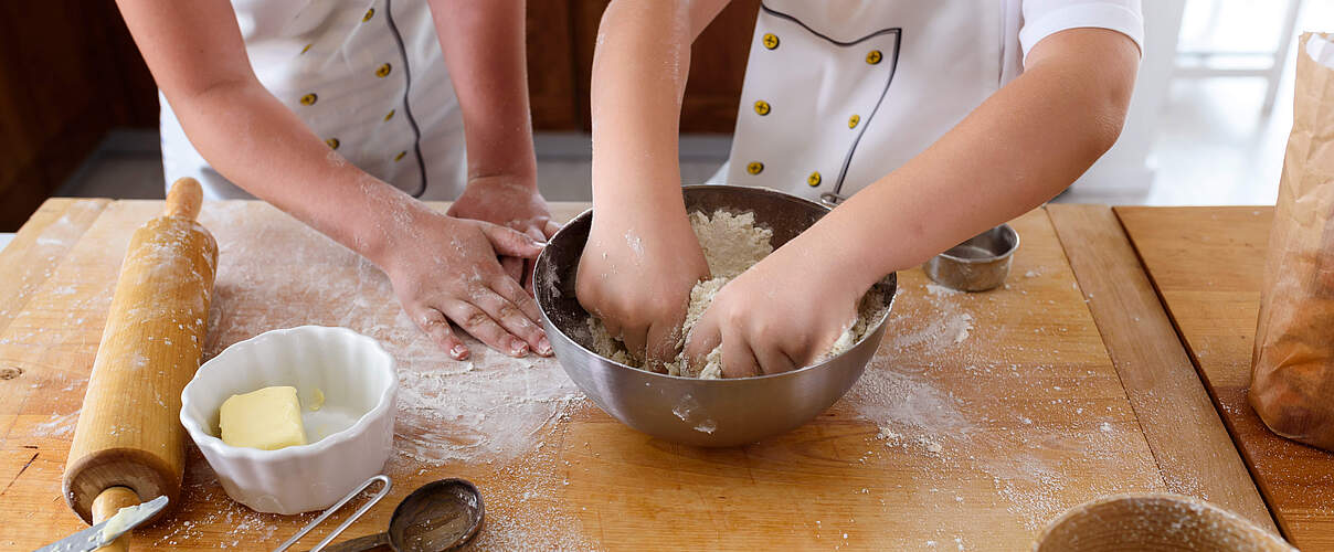 Kinder beim Backen 