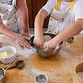 Kinder beim Backen 