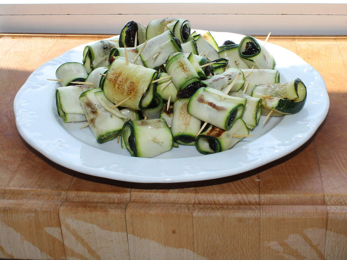 Pflaumen im Zucchini-Mantel 