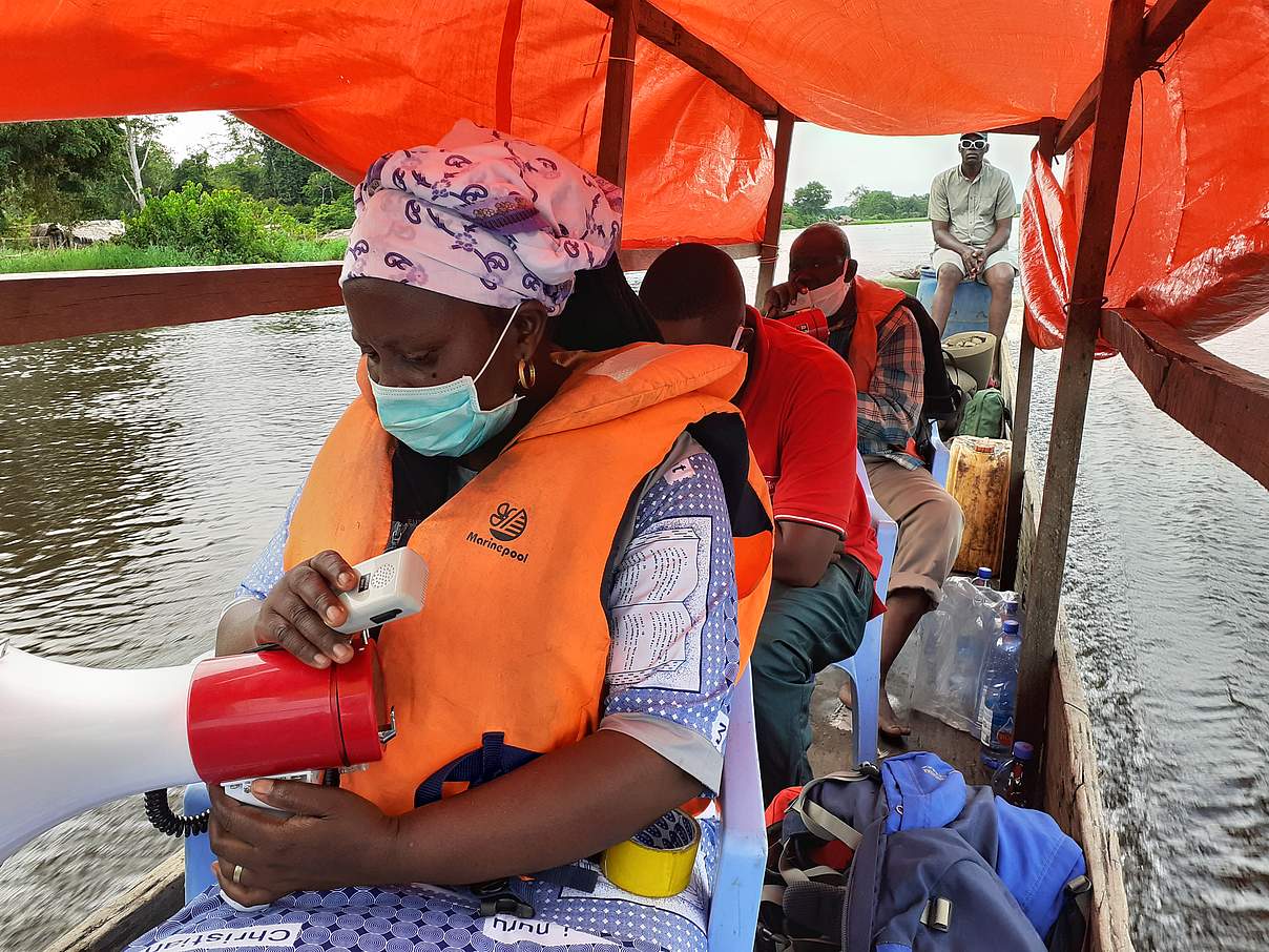 Ambulanzboot-Einbaum auf dem Fluss © WWF