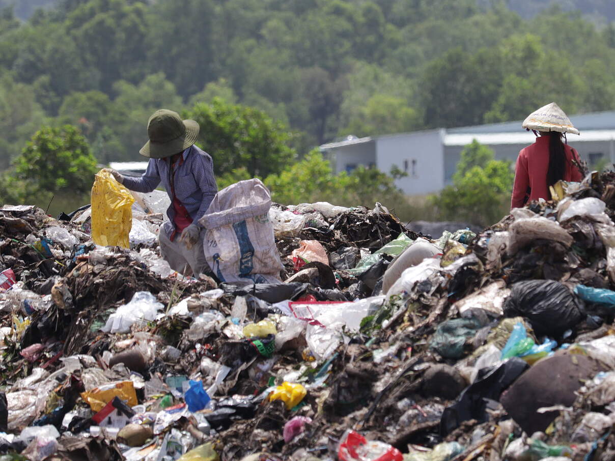 Müllsammler auf Deponie in Vietnam © Denise Stilley / WWF Vietnam