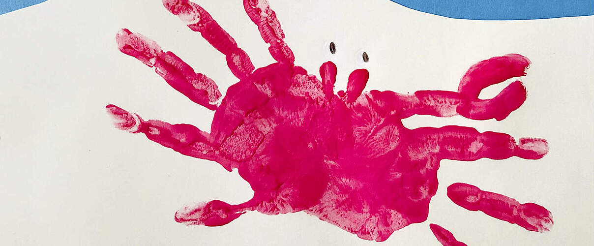 Mit Fingerfarben und deinen Händen kannst du tolle Krebse gestalten