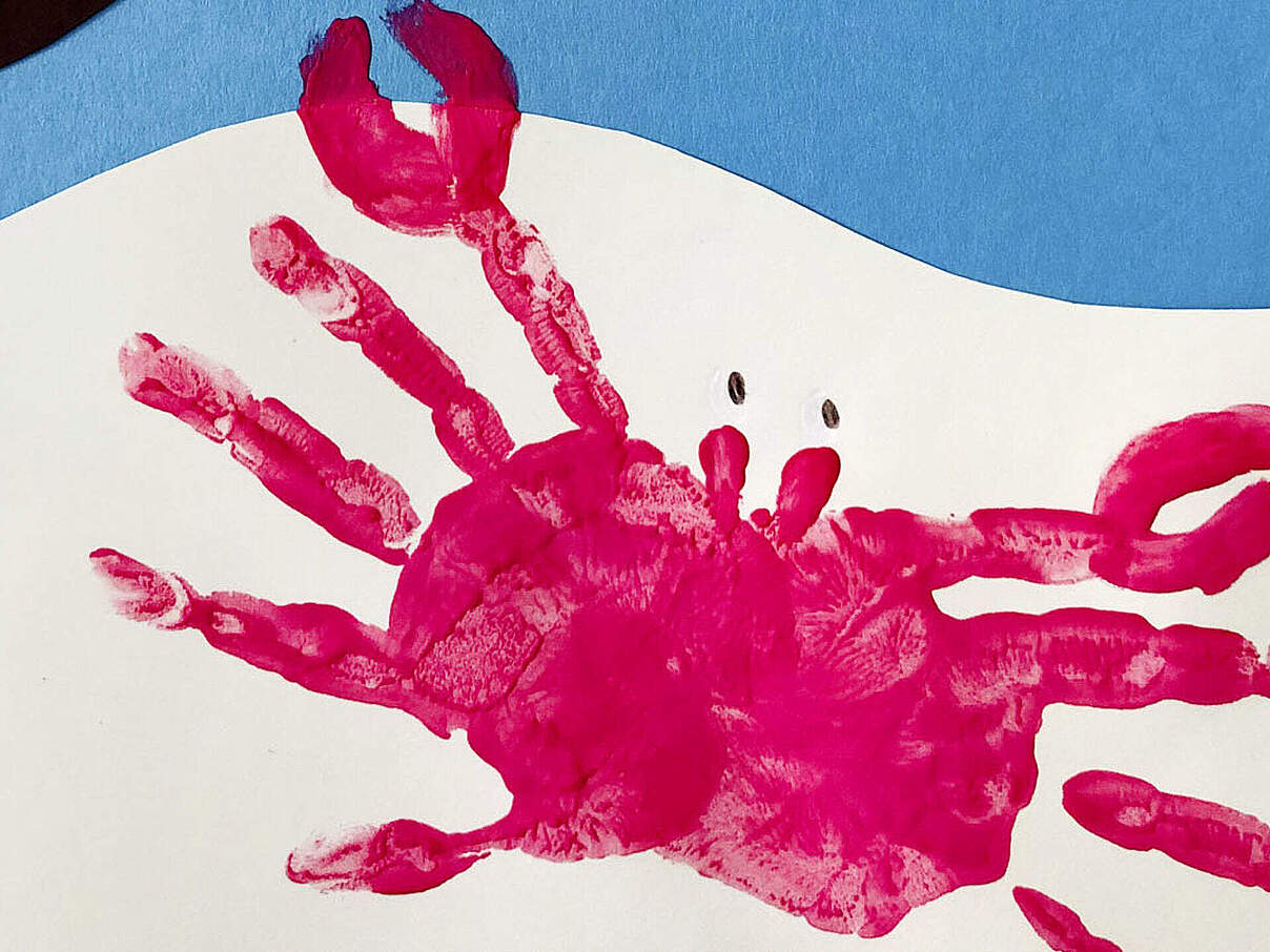 Mit Fingerfarben und deinen Händen kannst du tolle Krebse gestalten