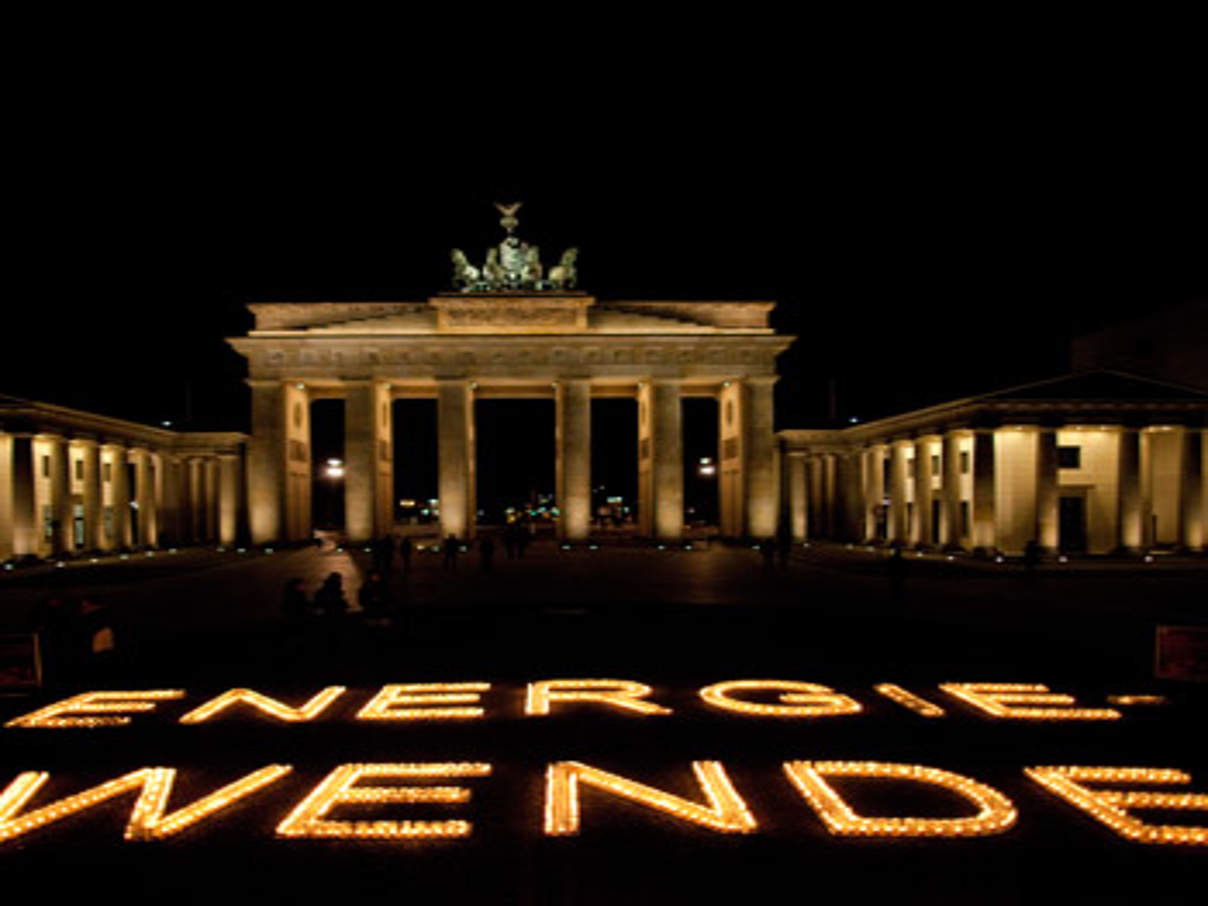 350 MG 2318 EH2011 Berlin Brandenburger Tor c David Biene WWF Die Energiewende liegt weiterhin im Dunkeln. © David Biene / WWF