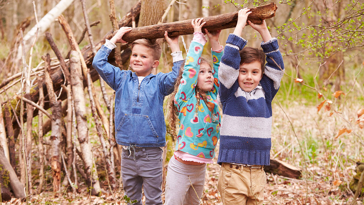 Kinder spielen im Wald © Graham Oliver / GettyImages