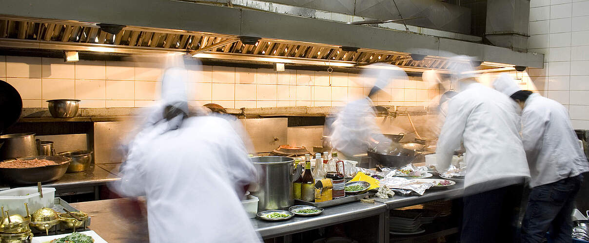 Köche bereiten das Essen in der Hotelküche vor © iPandastudio / iStock / Getty Images