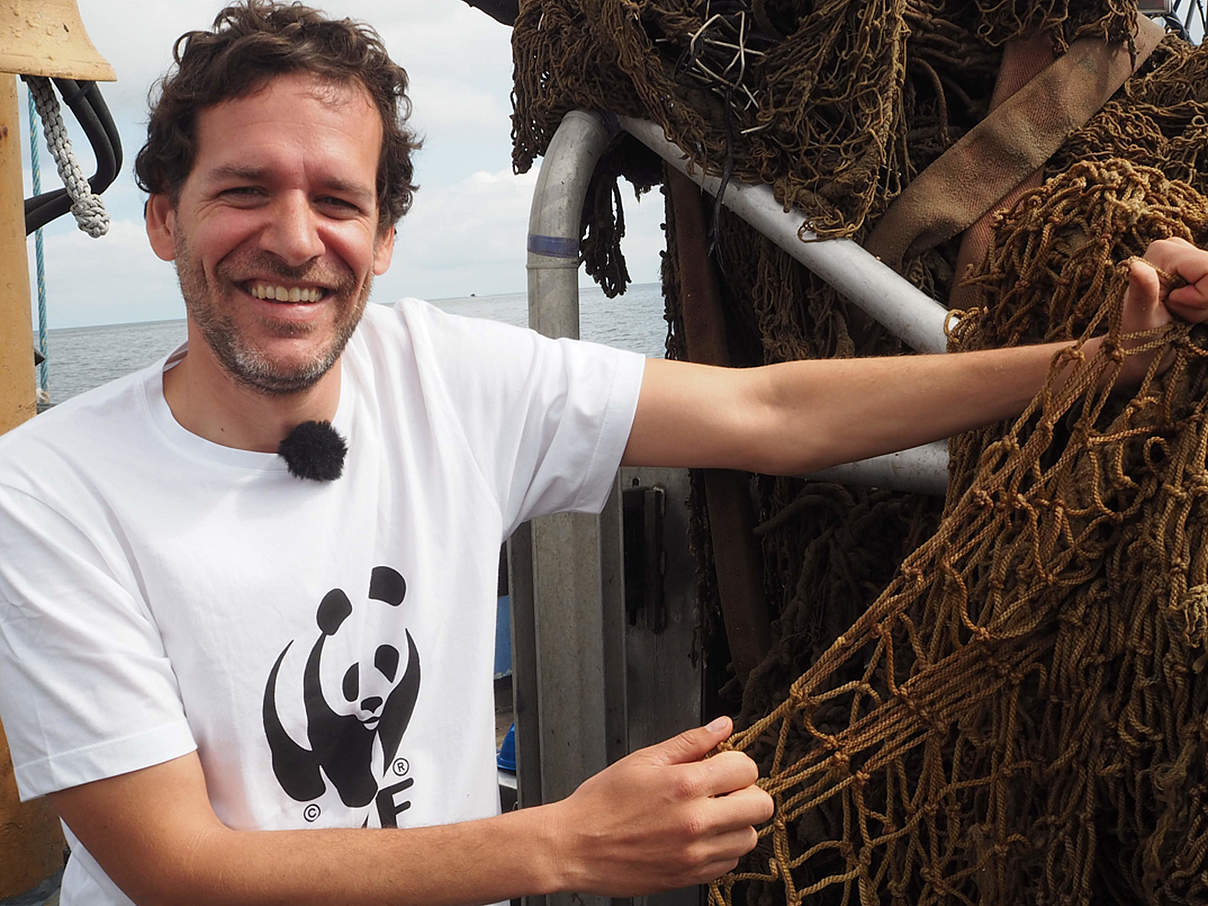 Freude über eine erfolgreiche Geisternetz-Bergung © Britta König / WWF Freude über eine erfolgreiche Geisternetz-Bergung © Britta König / WWF