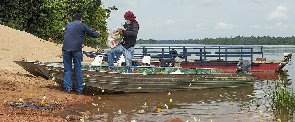 Das Boot mit Hilfsgütern wird entladen © Andrea Dib / WWF