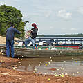 Das Boot mit Hilfsgütern wird entladen © Andrea Dib / WWF