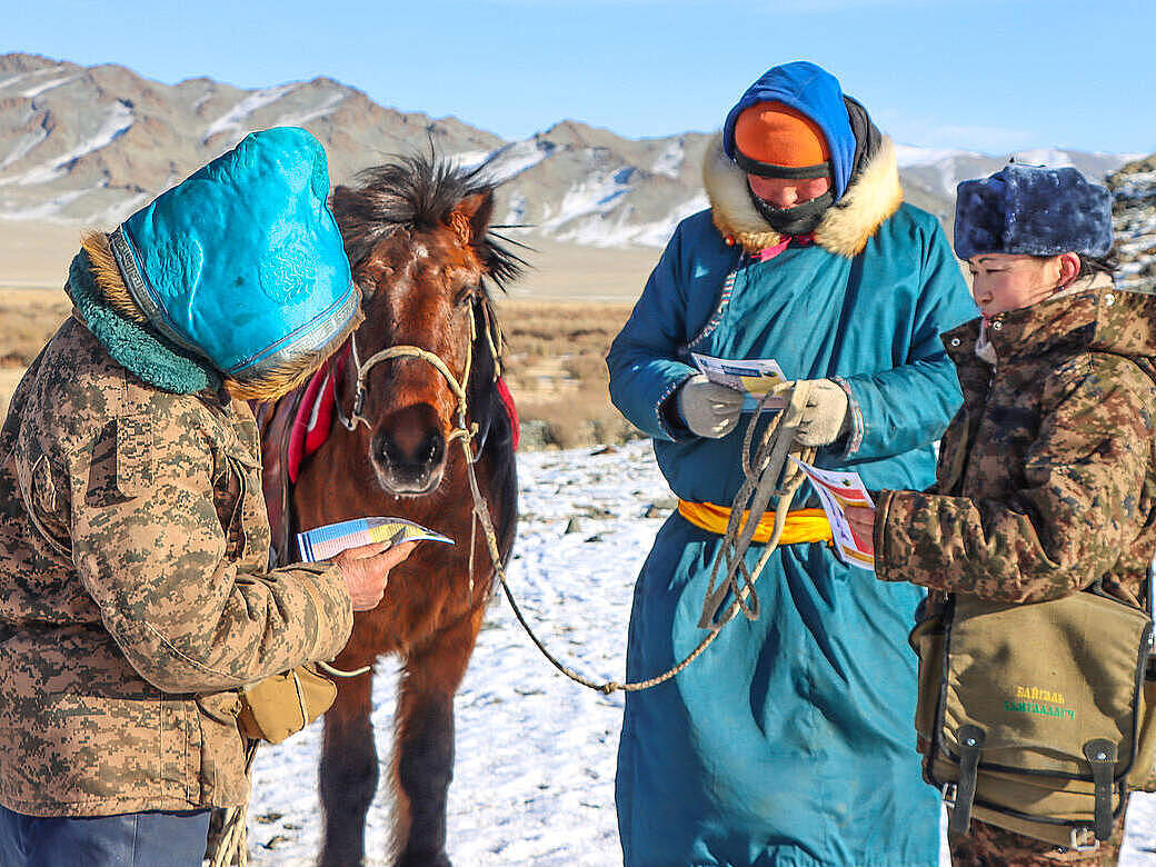 Staatliche Rangerin mit freiwilligen Rangern in der Mongolei © WWF Mongolia