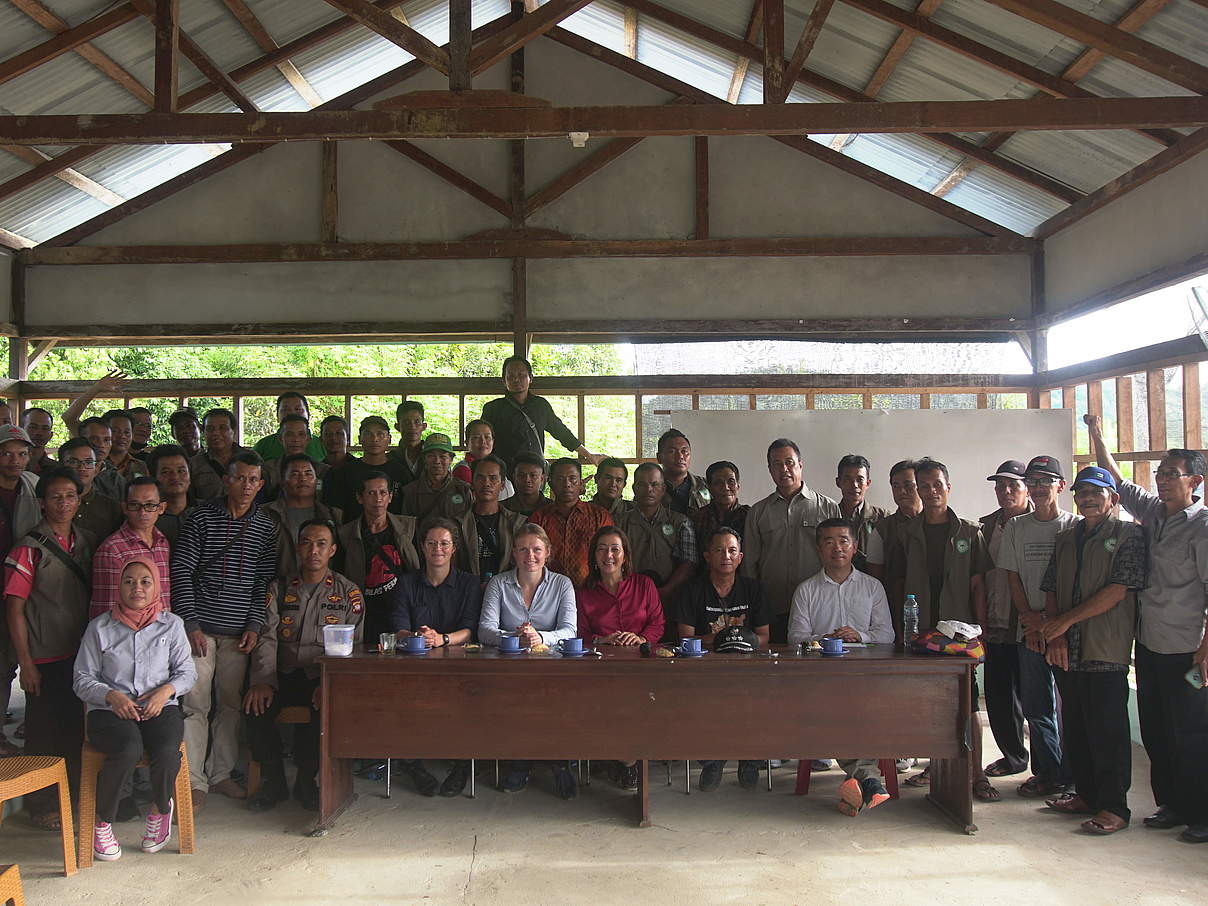 Projektbesuch WWF- und Beiersdorf-Mitarbeiter:innen des Verbandes „Mitra Bersama“ © WWF Indonesien