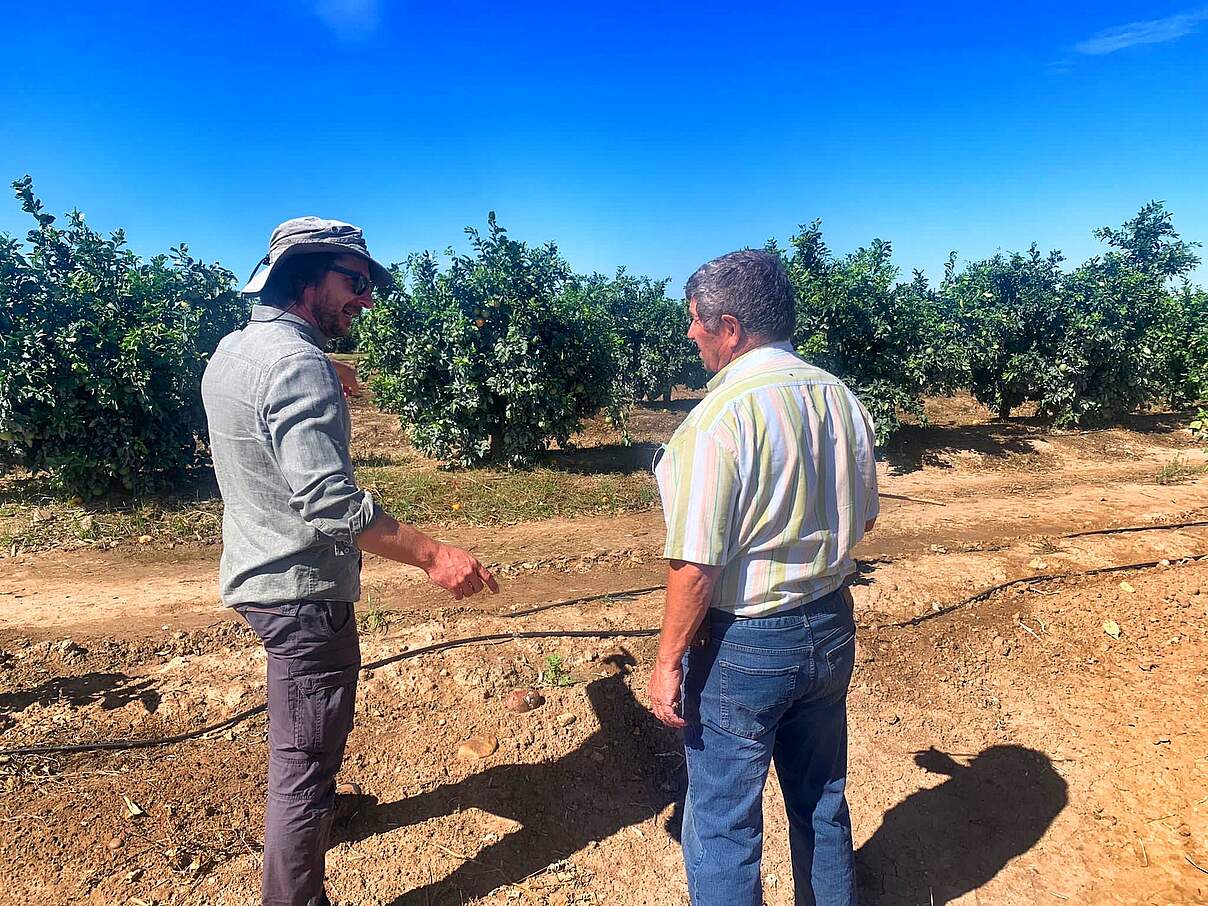 Jesús Quintano Sánchez im Gespräch mit einem Landwirt