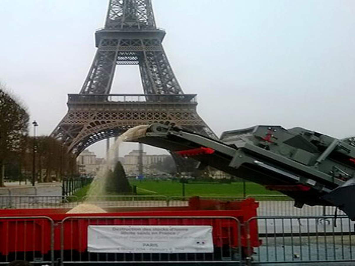 Zerstörung von Elfenbein vor dem Eiffelturm © WWF-France