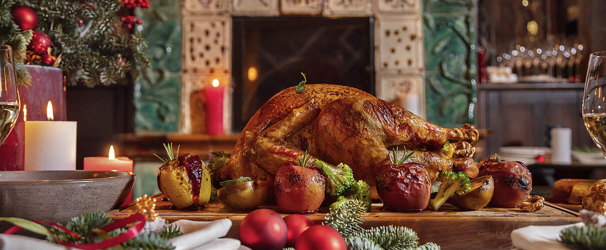 Weihnachtlich gedeckter Tisch mit Geflügel-Braten