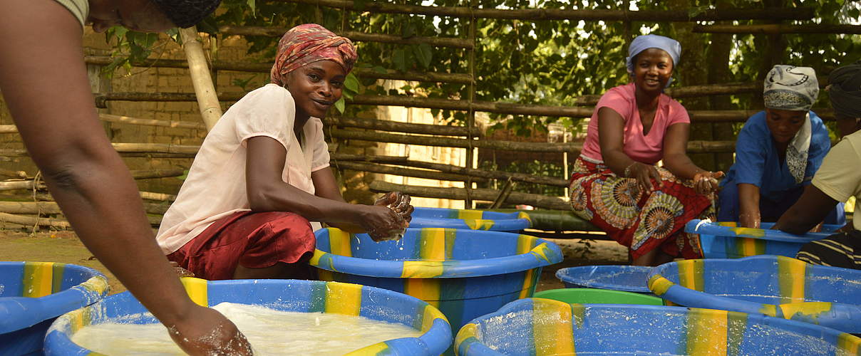 Frauenvereinigung im Salonga-Nationalpark. Chikwangue ist ein beliebtes Gericht aus Maniok © Christian Mpassi / WWF