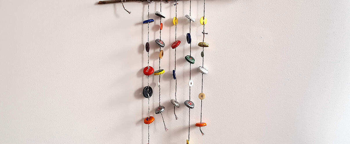 Kronkorken-Windspiel basteln