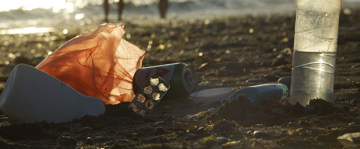 Plastikmüll am Mittelmeerstrand @ Milos Bicanski / WWF UK