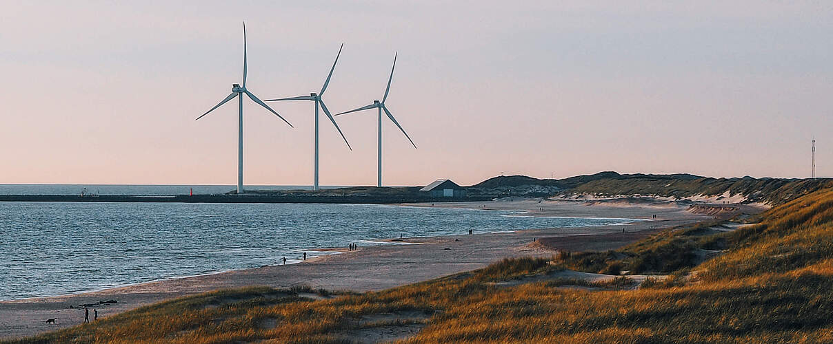 Windräder an der dänischen Küste.