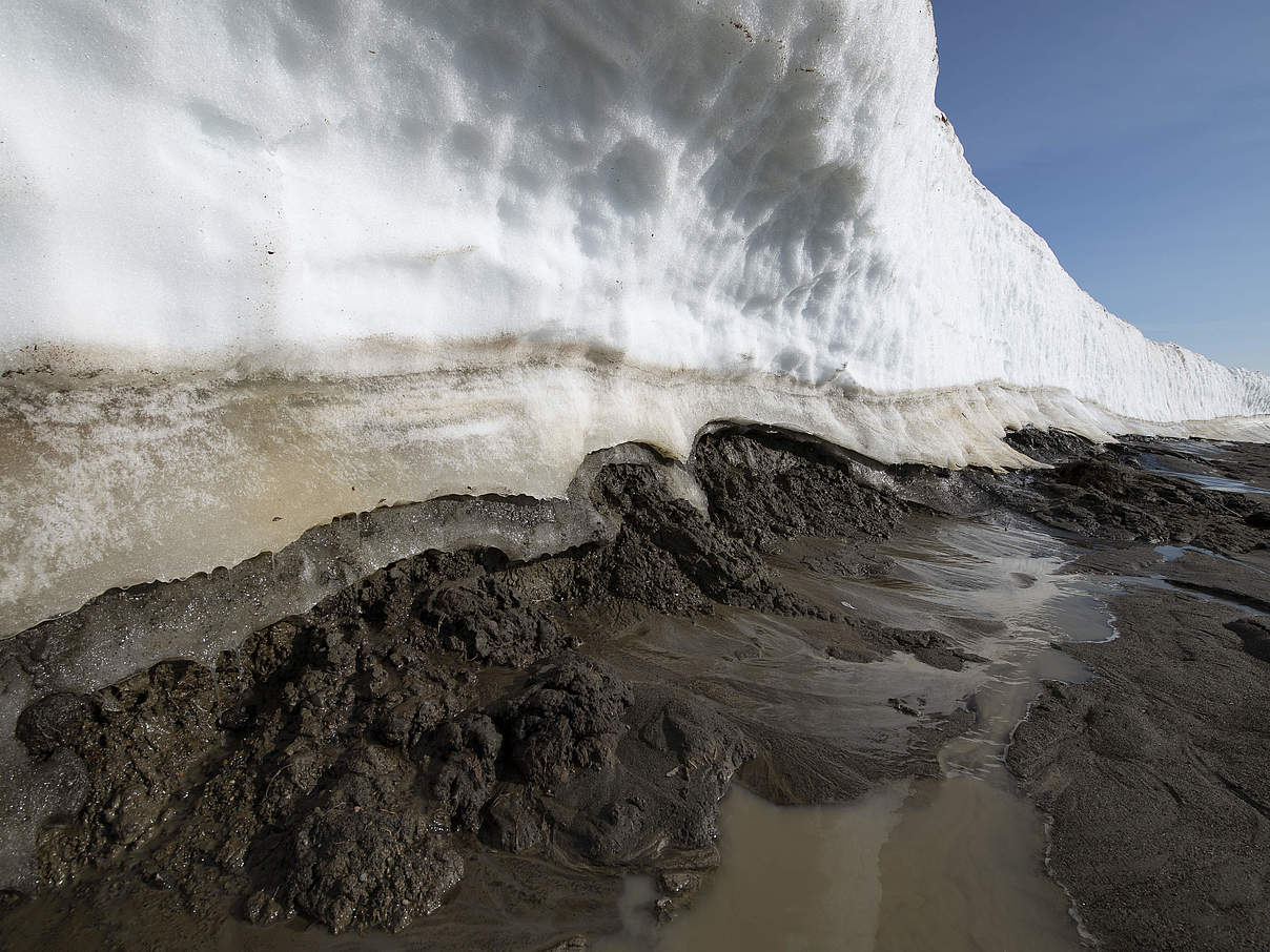 Aufgetauter Permafrost sammelt sich am Fuße eines Schneerückens in Alaska © Chris Linder / WWF-US