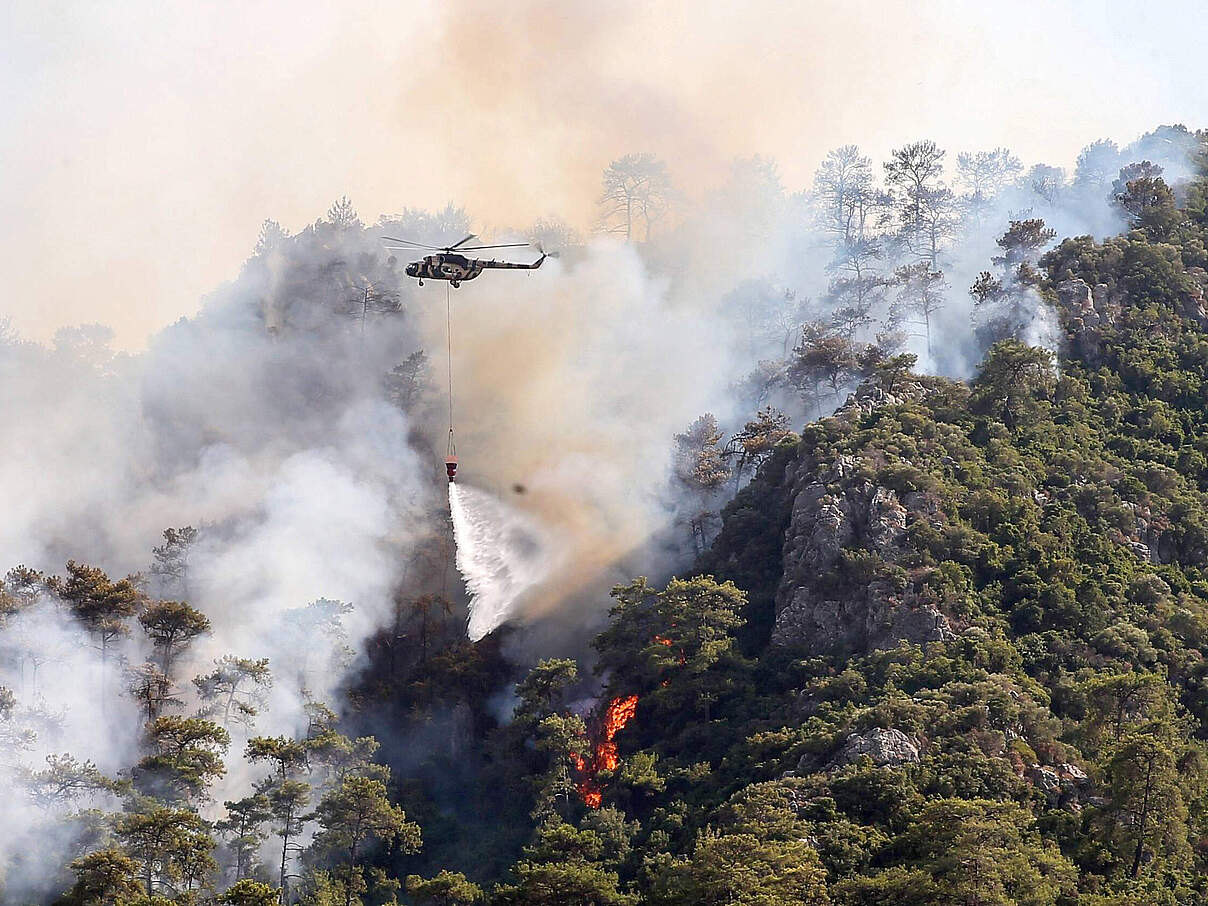 Waldbrand in der Türkei wird mit Löschhubschrauber gelöscht