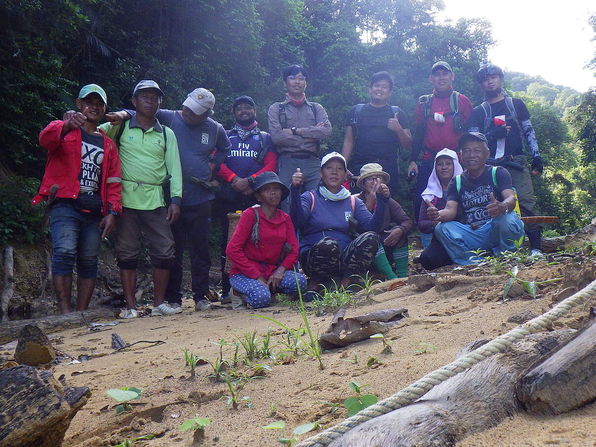 Gruppenfoto eines Teams aus Ranger:innen in der Natur