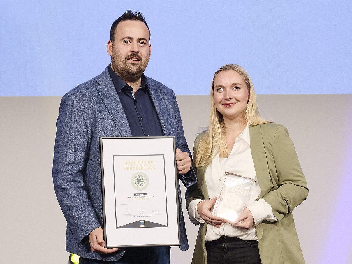 Denise und Tobias Weiss erhalten die Auszeichnung für verantwortungsvolles Handeln für ihre Initiative „Die große Baumpflanzaktion"
