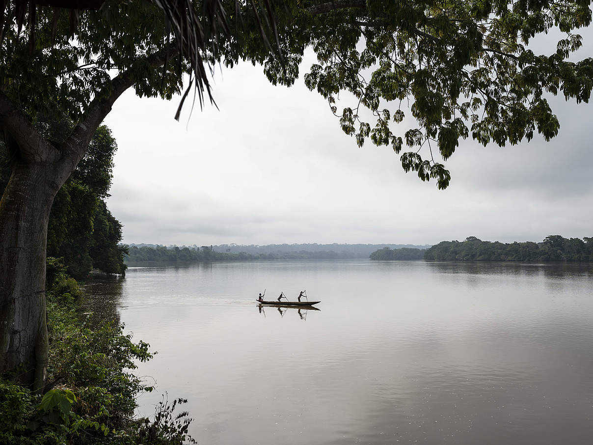 Fischerboot auf dem Fluss Sangha © Andy Isaacson / WWF-US