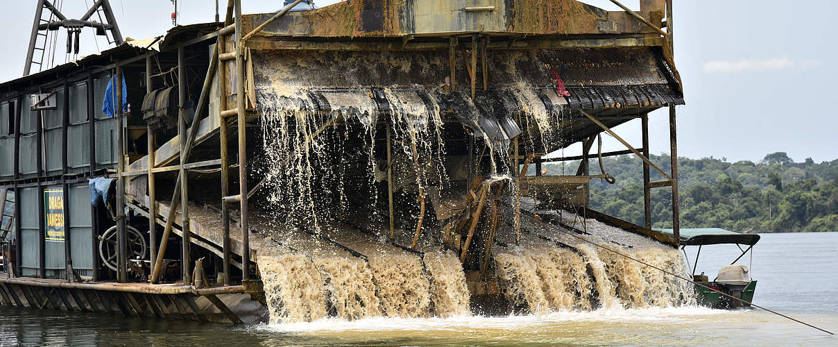 Goldgräberschiff im Rio Tapajòs © Adriano Gambarini / WWF-Brazil